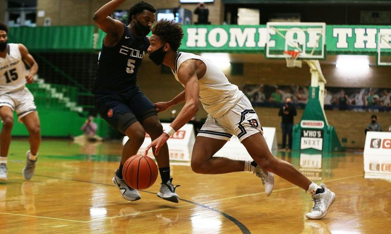 Ty Johnson iz DePaula Prepa se poda na koš proti Evanstonu v Chipotle Classicu.