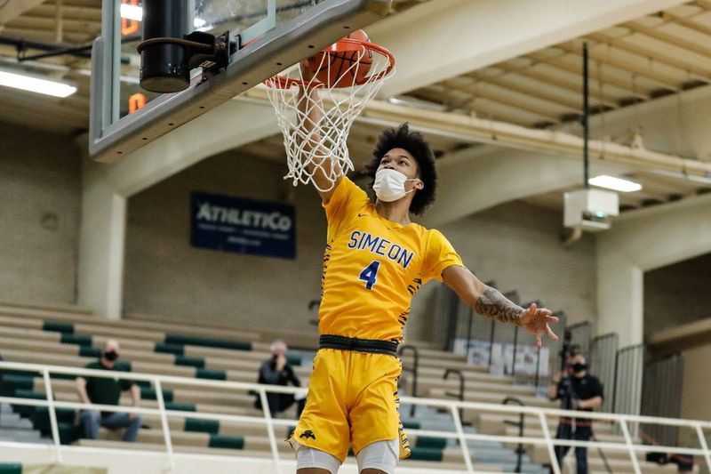 Isaiah Barnes (4) de Simeon dunks le ballon pendant le match contre Saint-Patrick.