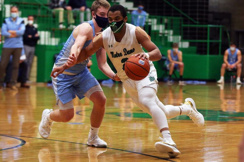 Notre Dame žaidėjas Anthony Saylesas (2) driblinguoja aplink Prospect gynėją.