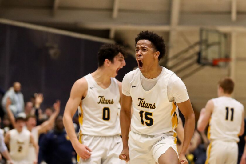 Ryan Sroka (14) y Uchenna Egekeze (32) de Huntley reaccionan durante un partido de playoffs contra Cary-Grove la temporada pasada.
