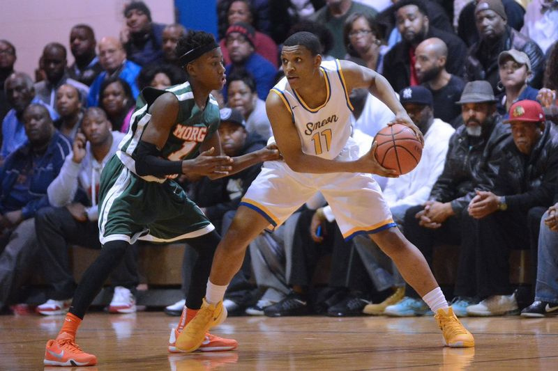 Zach Norvell (11) von Simeon bringt den Ball außer Reichweite von Morgan Parks Ayo Dosunmu (1).