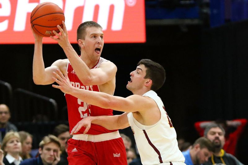 Clayton Custer #13 von Loyola verteidigt sich gegen Nate Kennell #25 von Bradley.