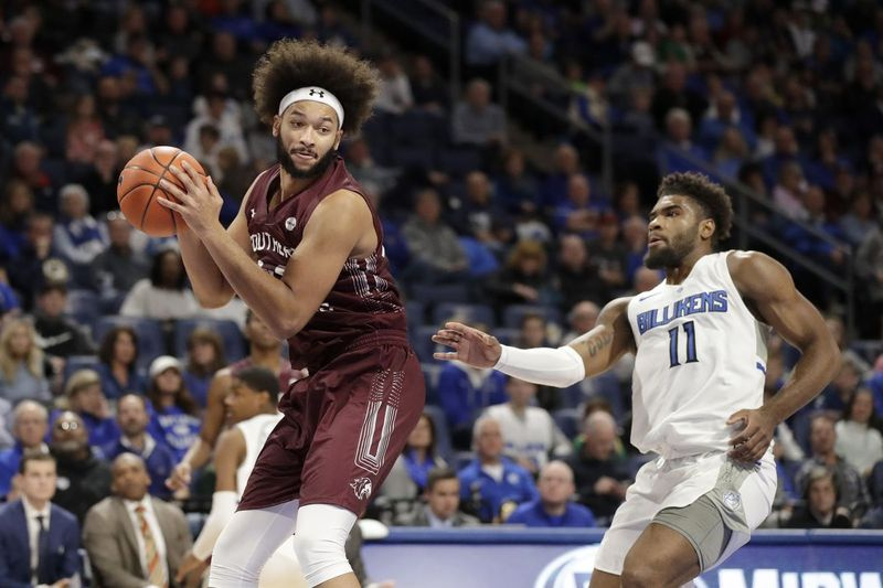 Barret Benson (links) aus Süd-Illinois holt sich einen Rebound, während Saint Louis