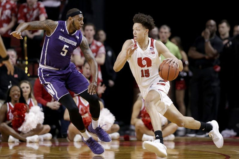 Isaiah Roby (15) aus Nebraska fährt an Dererk Pardon (5) aus Northwestern vorbei.