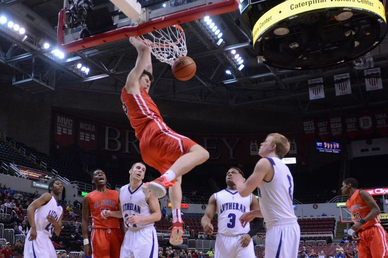 Nick Rakocevic (35) bekommt im vierten Viertel gegen Rockford Lutheran einen Dunk.
