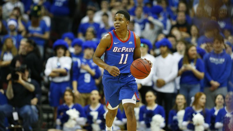 DePauls Charlie Moore (11) dribbelt den Ball gegen Seton Hall.