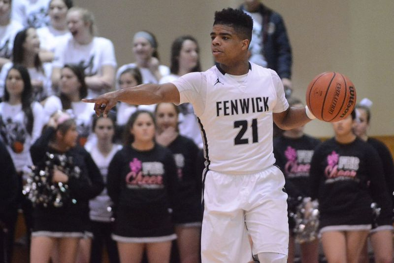 Mike Smith (21) von Fenwick führt die Offensive gegen Hillcrest.