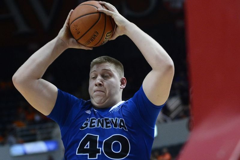 Genf’a Loudon Love-Vollbrecht (40) zieht einen Rebound ein.