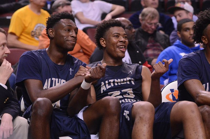 Belleville Althoffs Tarkus Ferguson (4) und Jordan Goodwin (23) feiern auf der Bank nach dem Sieg über Lincoln-Way West.