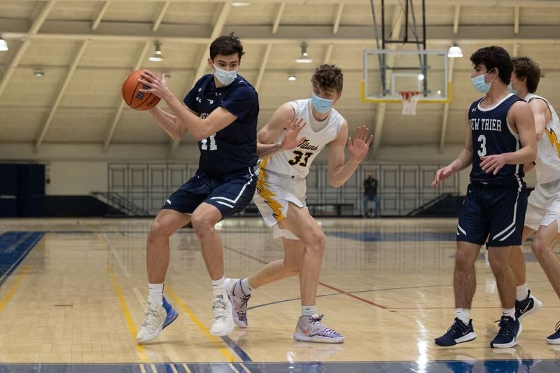 Jackson Munro z New Trier hrá v minulej sezóne proti Glenbrook South.