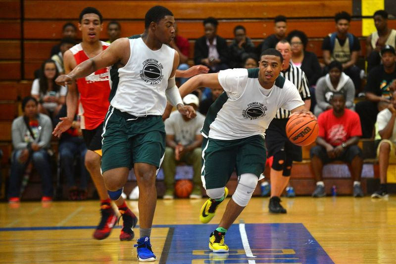 Simeons Talen Horton-Tucker (rechts) bewegt den Ball beim Riverside-Brookfield Shootout gegen Homewood-Flossmoor nach unten.
