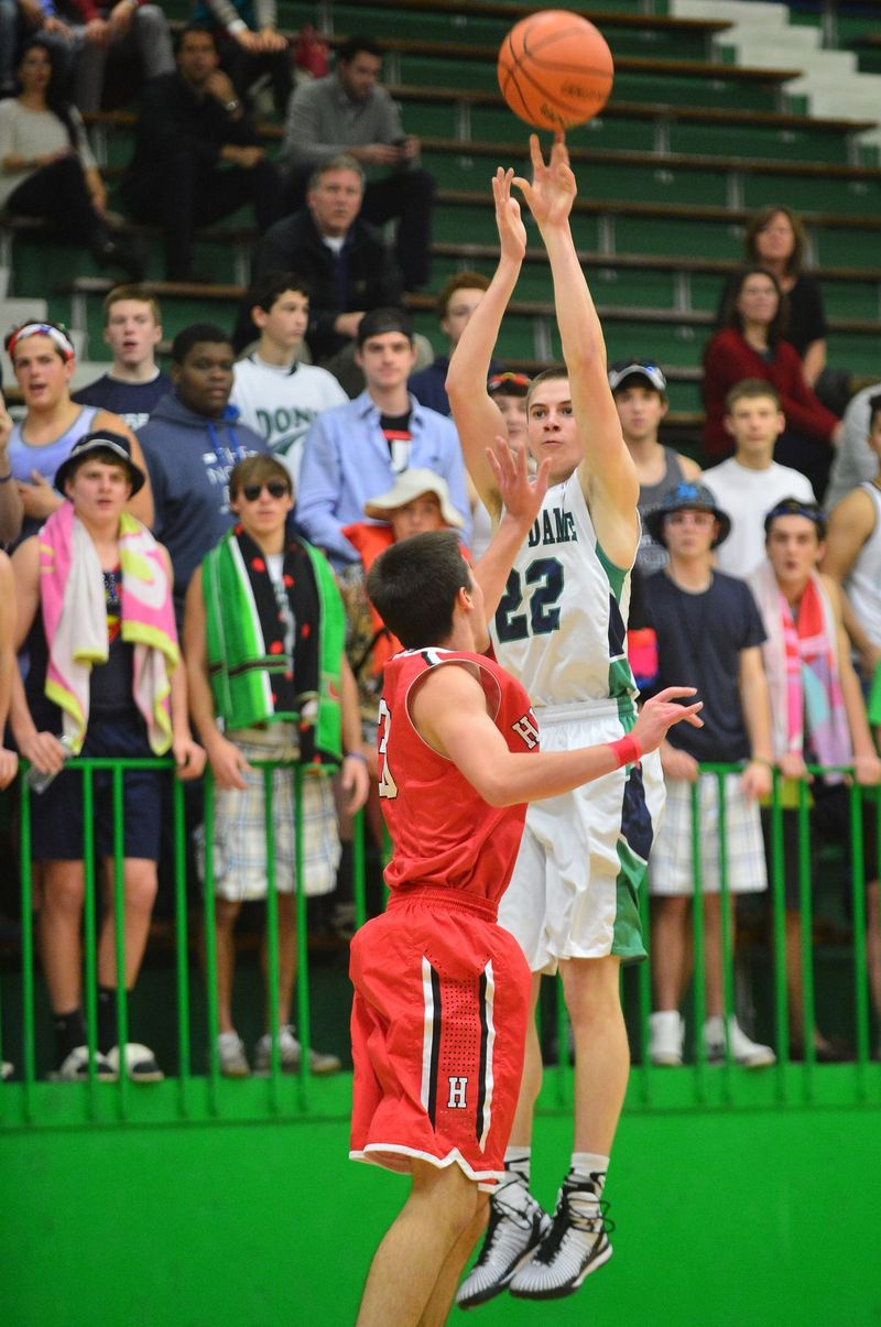 Notre Dames Joe Mooney skjuter en trea mot Hinsdale Central.