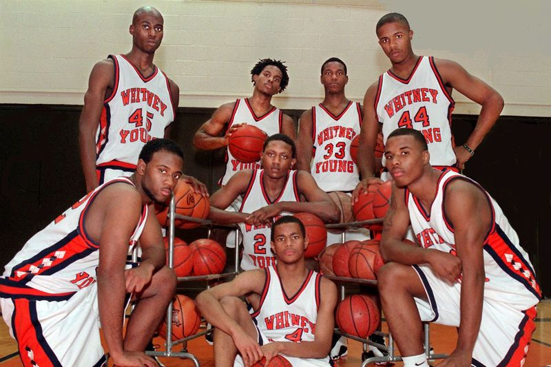 1998 Jeune. (Agenouillé ou assis) De gauche à droite.....Reginald Jones, #4 Cordell Henry, Dennis Gates, derrière Henry, et à l