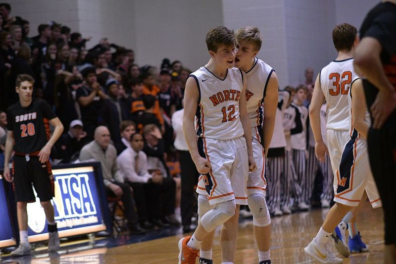 Jack Hill (12) von Naperville North erzielt ein Vier-Punkte-Spiel und verschafft den Huskies 2018 die Führung gegen Wheaton-Warrenville South.