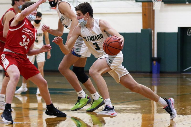 Caden Pierce iz Glenbarda Westa (3) pospešuje tempo, medtem ko se brani Jake Quast iz Hinsdale Centrala (32).