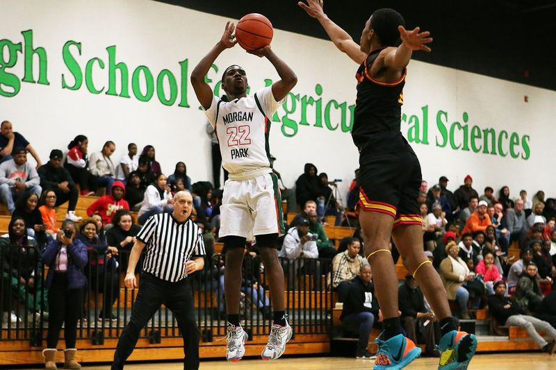 Ο Marcus Watson, Jr., (22) της Morgan Park σουτάρει εναντίον του Tinley Park.