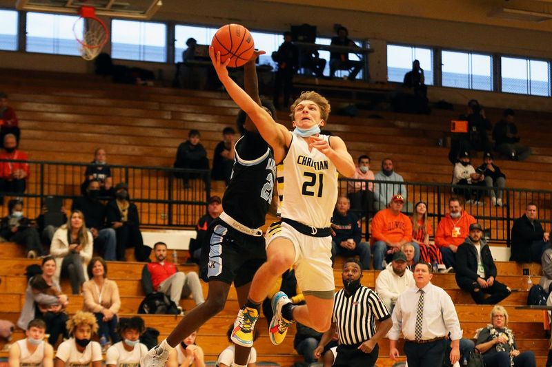 Elijah Fisher (21) von Yorkville Christian zieht ein Foul auf seinem Weg zum Rand, als die Mustangs gegen Kankakee spielen.