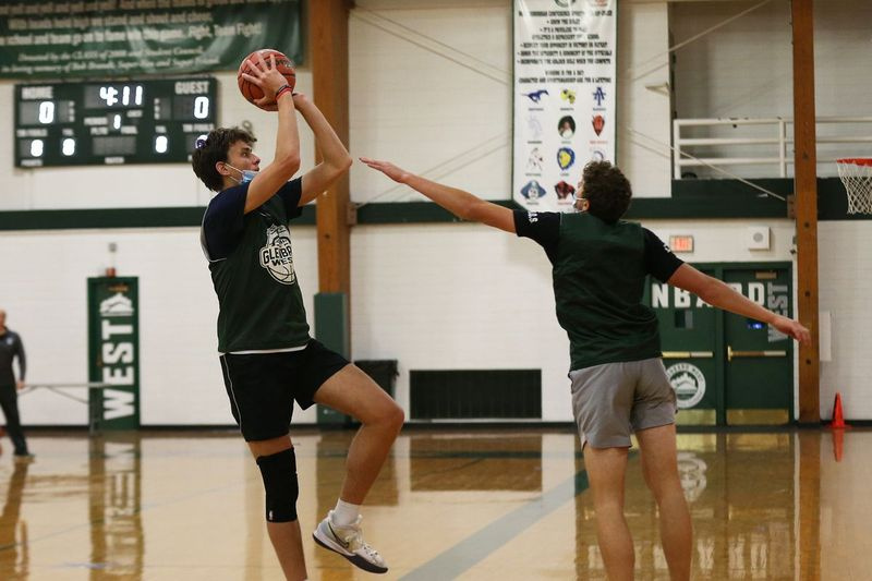 Glenbard Westi Brendan Huff, vasakul, tulistab praktikas üle Caden Pierce
