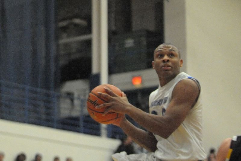 Ray Hunnicutt (20) di Burlington Central va al tiro contro Richmond-Burton
