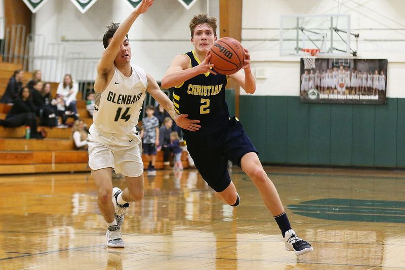 Jaden Schutt z Yorkville Christiana (2) jezdí kolem Patricka Fornatta (14) z Glenbard West.
