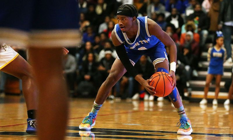 Bloom’s Keshawn Williams (0) se zaměřuje na prolomení obrany Marian Catholic.
