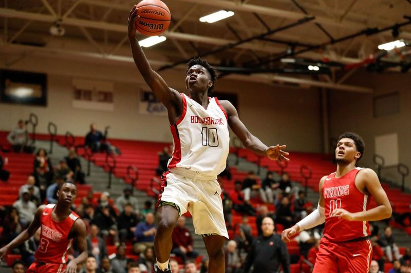 Darius Burford (10) z Bolingbrooku střílí míč přes Homewood-Flossmoor.