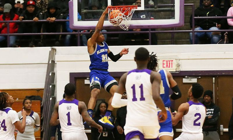 Bloom’s Dante Maddox, Jr., (21) trefil domácí trefu proti Thorntonovi.