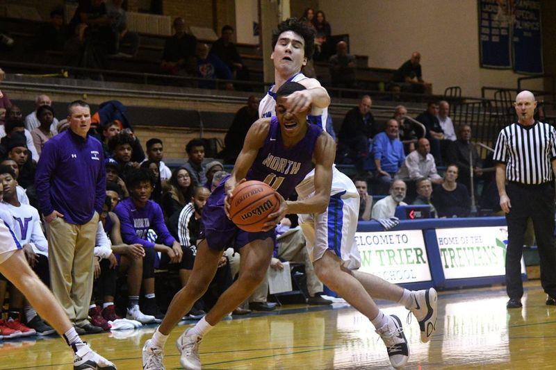 Andrew Kirkpatrick (1) z New Trier fauluje Aquana Smarta (11) z Niles North.