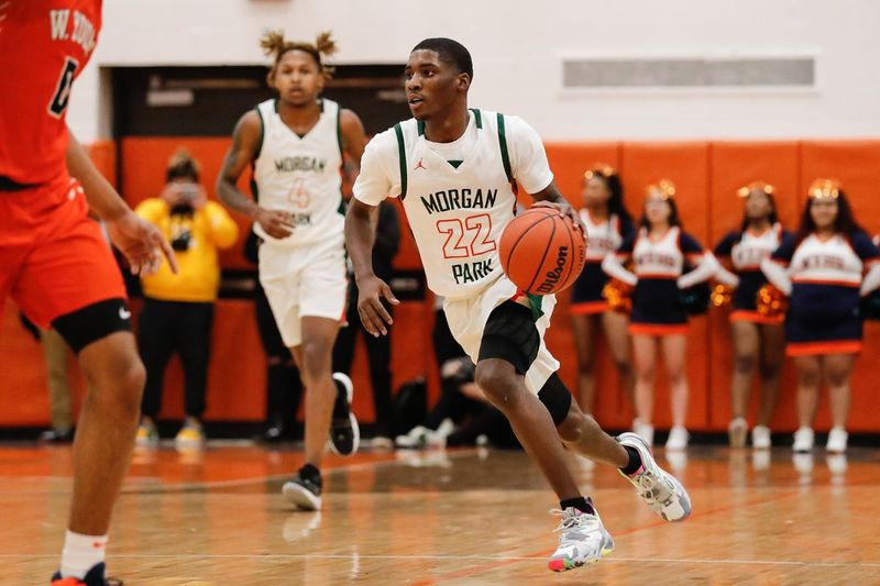 Marcus Watson Jr. (22) z Morgan Park prohání míč kolem Younga.