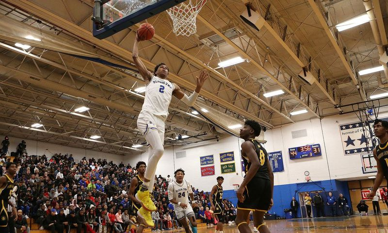 Bloom’s Martice Mitchell (2) zaútočil na Marian Catholic.
