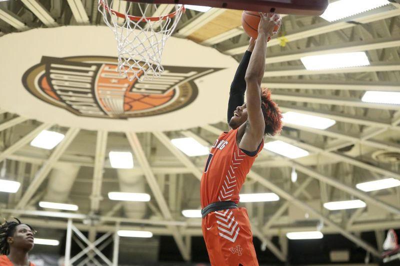Young’s Tyler Beard #0 namočí proti Mount Vernon, NY na Hoophall Classic.
