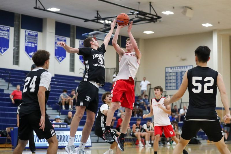 Ben VanderWal dari Timothy Christian (30) merembat bola ke atas pemain Barrington Nathan Boldt (54) di Riverside-Brookfield Summer Shootout.