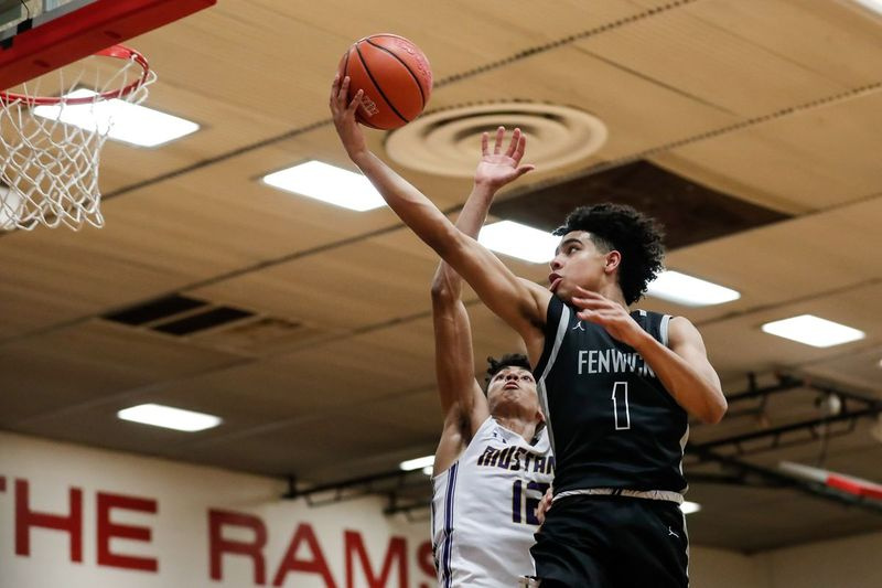 Fenwicks Trey Pettigrew (1) går til kurven mot Rolling Meadows