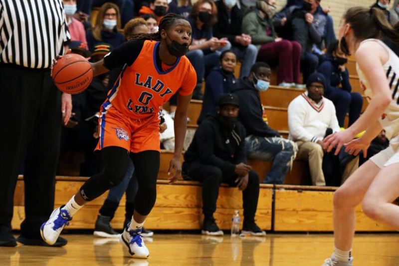  Camille Jackson (0) de Butler controla el balón durante un partido contra Naperville North la temporada pasada.