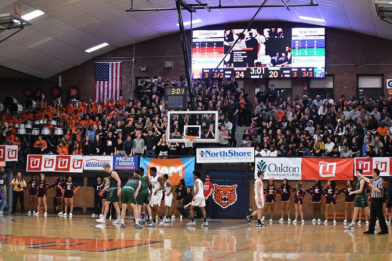 El gimnasio de Evanston está lleno para un partido contra New Trier en 2019. El gimnasio de los Wildkits ya tiene un reloj de lanzamiento instalado.