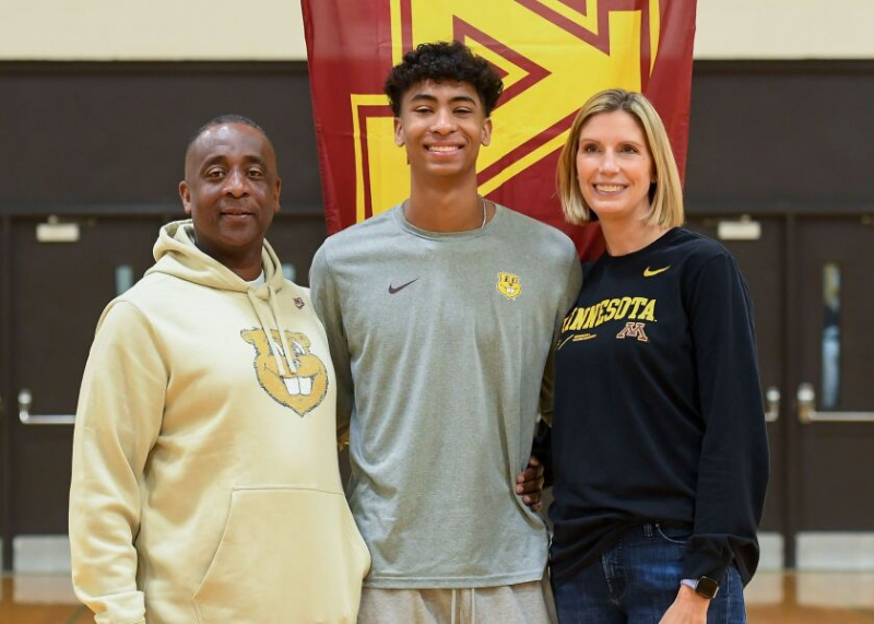   Cameron Christie von Rolling Meadow steht mit seinen Eltern zusammen, nachdem er am National Signing Day seine Zusage für Minnesota unterschrieben hat.