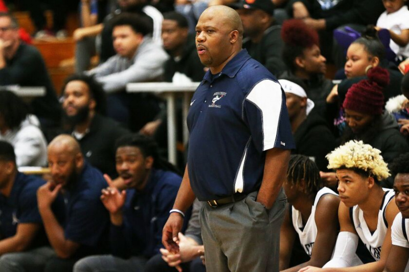   Hillcrest-Trainer Don Houston sieht zu, wie die Hawks gegen Tinley Park spielen.