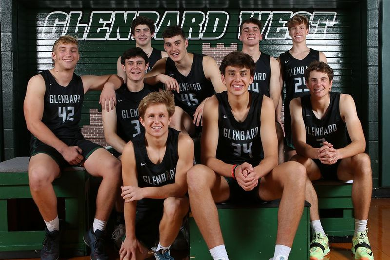 Οι βασικοί παίκτες του Glenbard West. Από αριστερά προς τα δεξιά: Graham Pierce (42), Bobby Durkin (33), Louis Amabile (23), Ryan Renfro (45), Paxton Warden (24), Jack Cardwell (25), Andrew Dauksas (12), Braden Huff (34). ), Cade Pierce (3).