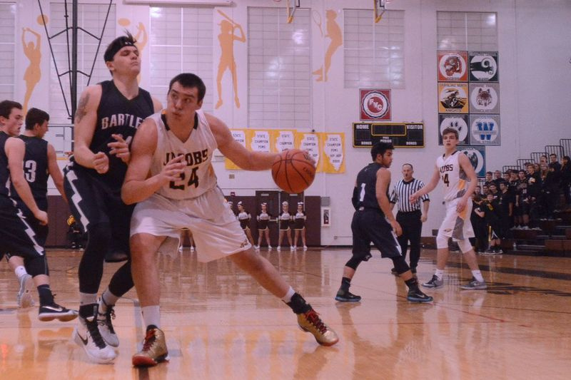 Seniorul Jacobs, Cameron Krutwig (24), îl învinge pe Jason Hasenberg de la Bartlett (24).