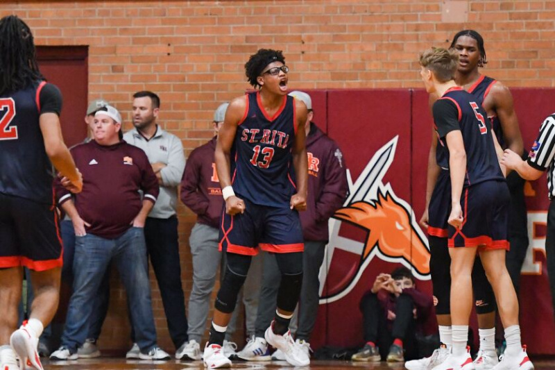  James Brown (13) di St. Rita reagisce durante la partita contro Brother Rice.