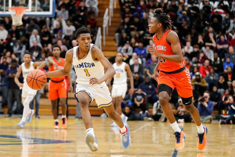 Jaylen Drane dari Simeon membawa bola ke bawah gelanggang melepasi DJ Steward Young (21).