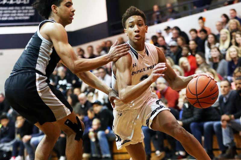 TY Johnson (2) vom DePaul College Prep fährt um Fenwicks Trey Pettigrew herum.