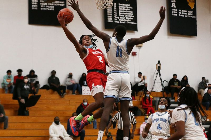 Nashawn Holmes (2) Homewood-Flossmoor membuat penggambaran di sekitar Omarion Durr (11) Hyde Park.