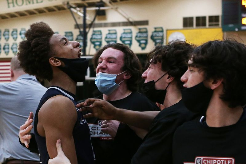 Ο Ty Johnson του DePaul Prep πανηγυρίζει μετά την ήττα των Rams στον Young.