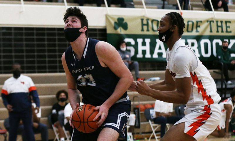 Ο Brian Mathews (33) του DePaul Prep πηγαίνει στο καλάθι καθώς οι Rams παίζουν τον Young.