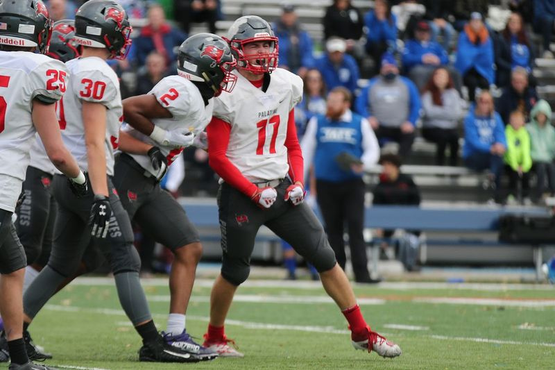 Bobby Widlowski (11) de la Palatine sărbătorește după ce a făcut un tackle pentru o înfrângere împotriva lui Taft.