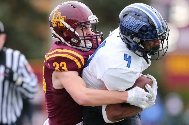 John McGuire de Loyola (33) remata a Trey Johnson de Lincoln-Way East (4).