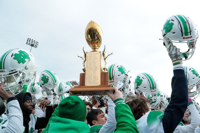Gracze Notre Dame świętują wygraną Chicago Prep Bowl przeciwko Kenwoodowi na stadionie Gately.