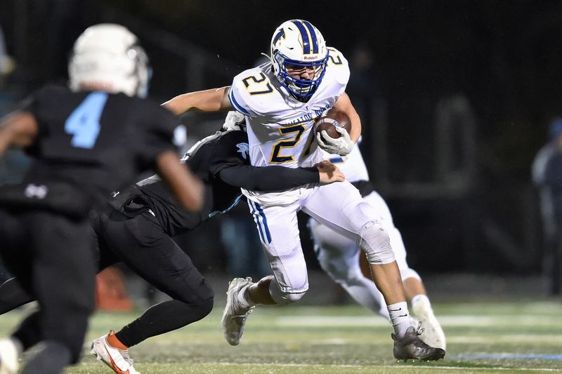 Walker Owens (27) de Wheaton North avance le ballon avant d