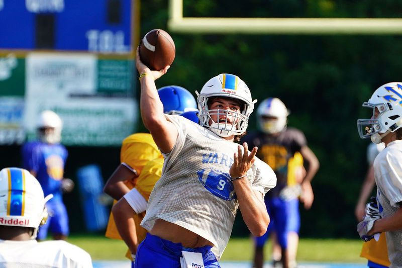 O quarterback de Warren, Aiden Lucero, no treino em Gurnee.